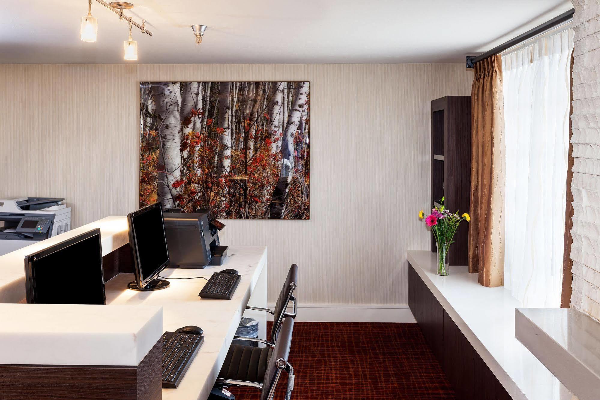Holiday Inn Express Simi Valley By Ihg Экстерьер фото