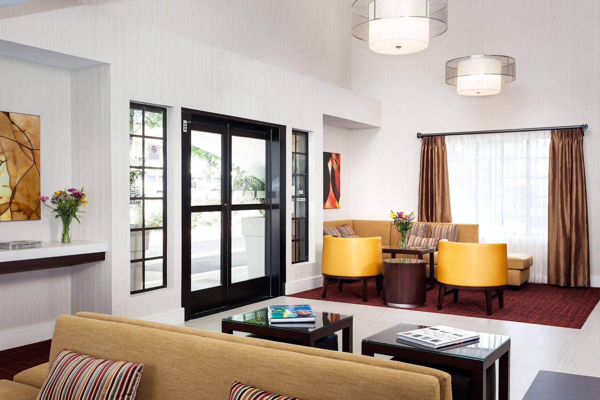 Holiday Inn Express Simi Valley By Ihg Экстерьер фото